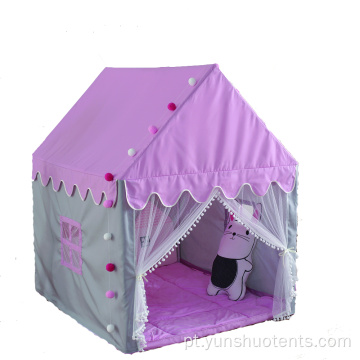 Casinha de jogos em tenda interior para crianças no castelo